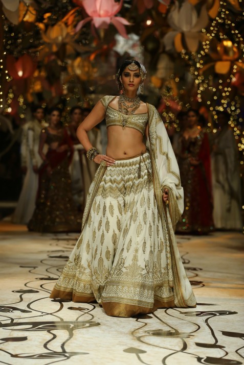 India Bridal Fashion Week Delhi 2013 - Sonam Kapoor as the showstopper for Rohit Bal's Collection_2